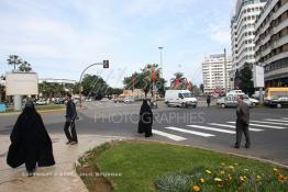 Image du Maroc Professionnelle de  Sur cette image réalisée le 15 Février 2007 deux femmes avec le khimar traversent la place des Nations Unies au centre ville de Casablanca. (Photo / Abdeljalil Bounhar) 